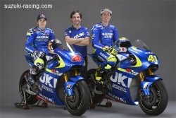 De gauche à droite : Maverick Vinales, Davide Brivio et Aleix Espargaro aux couleurs de Suzuki Ecstar