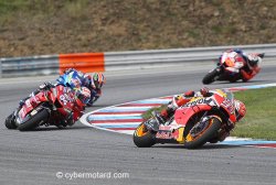 Marquez est en tête d'un groupe compact jusqu'à la mi-course avant que...