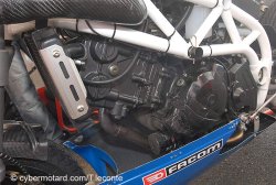 Un moteur Suzuki SV 650