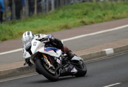 Michael Dunlop remporte 3 podiums et 2 victoires pour BMW au NW 200 !
