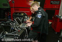 Ben BIRCHALL, au premier plan, pilote et metteur au point
