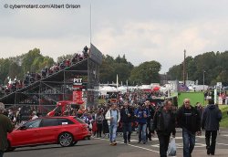 Dans l'allée principale du circuit : une foule inombrable ! Rien à voir avec le FSBK de France !