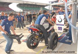 Le team officiel BMW s'entraîne au ravitaillement