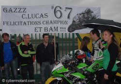 Mise en scène sympa pour Claude Lucas
