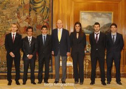 Photo de famille avec SM Juan Carlos et les champions moto espagnols. Peu de chances de voir cela à l'Elysée...