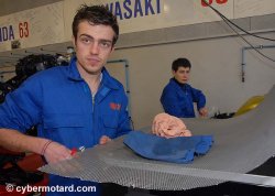 Teddy, responsable de la BMW de Loïc Napoleone en FSBK