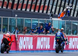 Stefano Manzi offre le 100e trophée du supsersport à Ten Kate