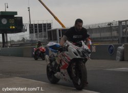 Chute de la Suzuki R2CL aux essais libres