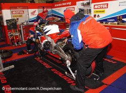 24H motos > dimanche > 4H48 : Au tour de la Honda N°111 de rester aux stands