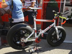Pramac a inventé un prototype pour rôder les pneumatiques. Le proto est tellement puissant qu'il est équipé de freins à disque !