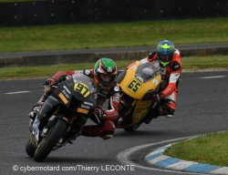 Mauvaise passe de Mickaël Perrin sur son Aprilia