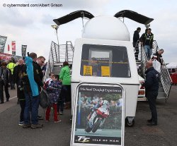 Emtions fortes garanties dans ce simulateur ! Vous allez vivre un tour du TT à bord de la moto de Michael Dunlop !
