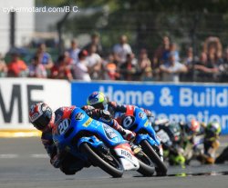 Fabio Quartararo, 2e sur la grille de départ, signe le holeshot suivi de sa co-équipière : Maria Herrera.