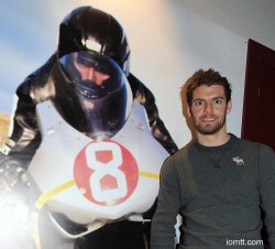 Cal Cruttchlow devant le poster de Guy Martin