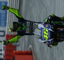 Rossi remporte sa 4e victoire de la saison sur une piste détrempée