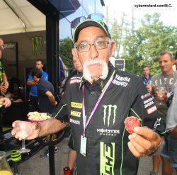 Hotesse à moustache ! En fait il s'agit de Victor Soussan, qui s'est illustré en 1974 en GP 250.